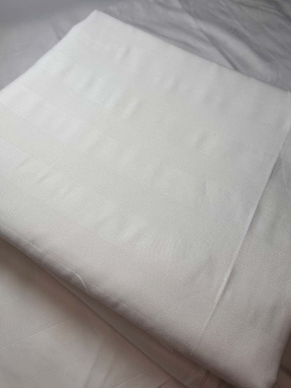 4-Piece Hotel Bedding Set | 200x230cm Duvet Cover + Sheet + 2 Shams - Picture 4 of 10